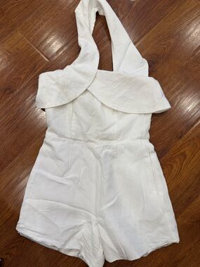 Bardot Ruffled One Shoulder Romper - SZ 4 satin shorts classy white